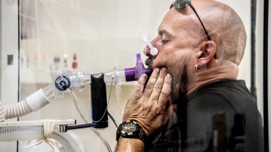 A silicosis sufferer, 31-year-old Ken Parker, does a lung function test at St Vincent’s Hospital in Sydney.
