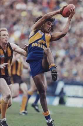 Chris Lewis outmarks Hawthorn ’s James Morrisey.