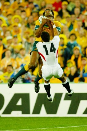 Lote Tuqiri beats England’s Jason Robinson to the ball, resulting in Australia’s first try of the 2003 Rugby World Cup final.