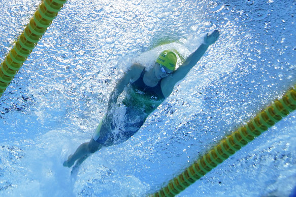 Emma McKeon swims towards gold in the 50m freestyle.