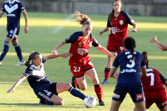 Adelaide striker Fiona Worts has won the Julie Dolan Medal for best player in the A-League Women competition.