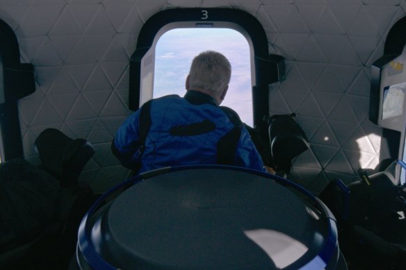 William Shatner, uçuşu sırasında Blue Origin kapsül penceresinden bakıyor.