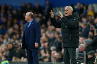 Claudio Ranieri instructs his side as Everton boss Rafael Benitez keeps an eye on the pitch.