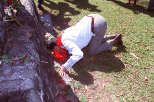 Prime Minister Paul Keating kissing the Kokoda monument. 26 April 1992.