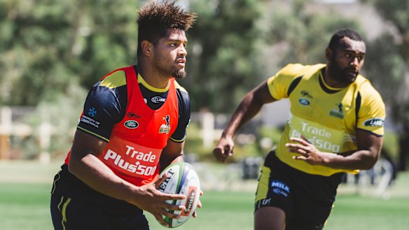 Brumbies rookie Rob Valetini, left, injured his knee in his Super Rugby debut in round one.