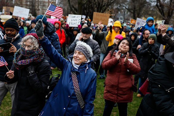 Manifestantes em Cambridge, Massachussetts, pedem à Universidade de Harvard para resistir a tentativas de Donald Trump de influenciar a instituição.