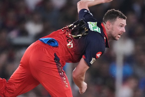 Josh Hazlewood en acción para RCB.