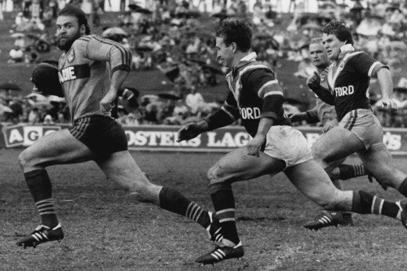 Eric Grothe bursts through the Roosters defence in 1985.