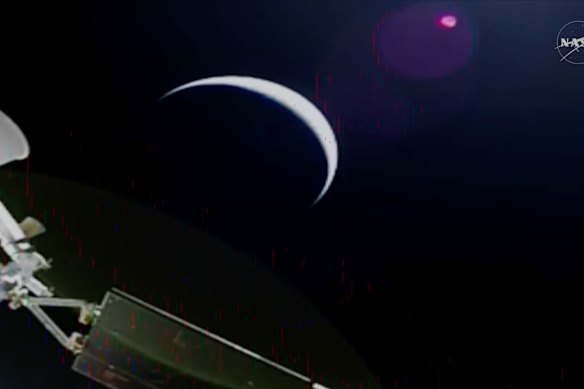 A nave espacial Orion da NASA com a Terra ao fundo. 