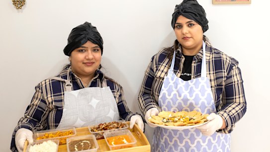 Sanjana 和 Shivangi Munial 位于南温特沃斯维尔 (South Wentworthville) 的家中，正在 Facebook Marketplace 上销售北印度食品。