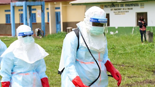 Gli operatori sanitari preparano la disinfezione in un centro di cura congolese.