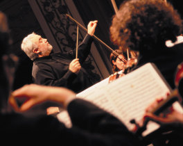Gianluigi Gelmetti with the baton.