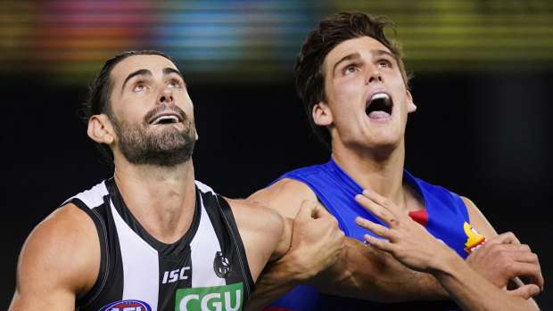 Brodie Grundy of the Magpies (left) competes for the ball against Lewis Young of the Bulldogs during Round 1.