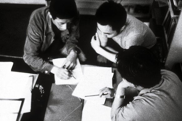 Membros do coletivo Beijing New Measurement Group trabalhando.