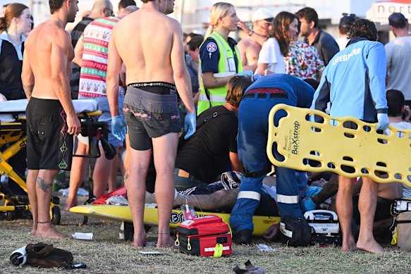 Pelo menos 12 pessoas foram mortas no tiroteio em massa em Bondi Beach na noite de domingo. 