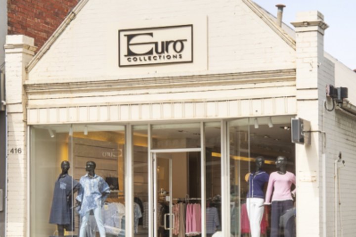 416 Toorak Road sold for $2.7 million – $500,000 above its reserve.