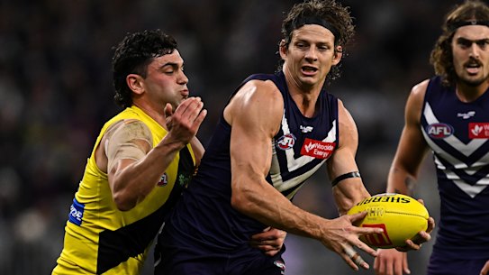 Nat Fyfe competes with Tim Taranto.