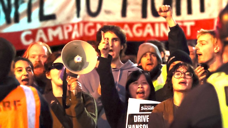 Police and protesters confront One Nation fundraiser in Hawthorn East