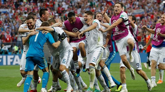 Russia beat Spain on penalties to reach quarter-finals