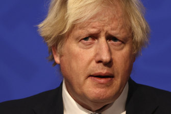 英国首相鲍里斯·约翰逊于 2021 年 12 月 8 日星期三在伦敦唐宁街举行的新闻发布会上发表讲话，此前部长们开会考虑新的限制措施，以应对日益严重的问题和 omicron 变体的传播。 