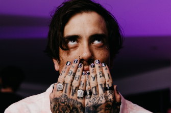 ‘Fake Fcuk’ singer Justin Miller (JSTNXMLLR) with nail art by Miss Betty Rose is part of the wave of musicians normalising manicures for men.