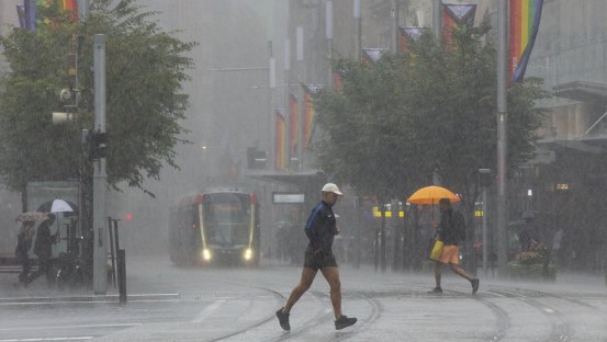 Thunderstorms have eased in Sydney but the wet weather is expected to continue for the rest of the week.