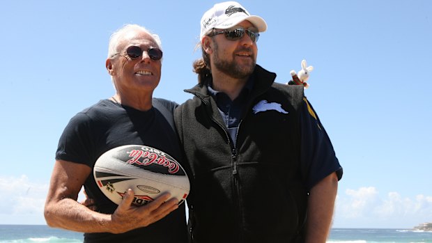 O estilista Giorgio Armani e Russell Crowe na praia de Maroubra em 2007.