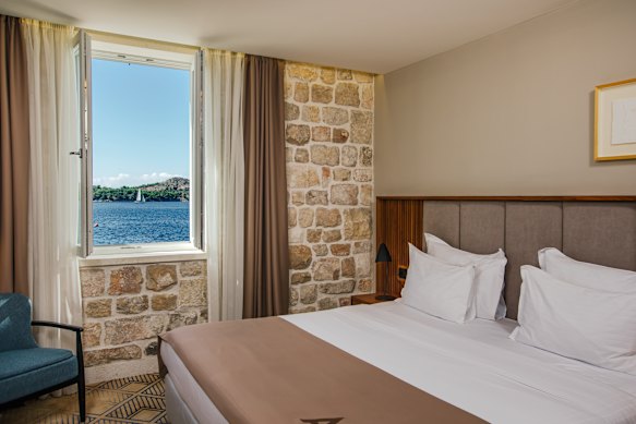 Alguns quartos têm vista para o mar, outros têm vista para os telhados do centro histórico.