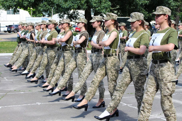 The pictures released by the Ukrainian Defence ministry of female soldiers marching in heels have attracted heavy criticism. 