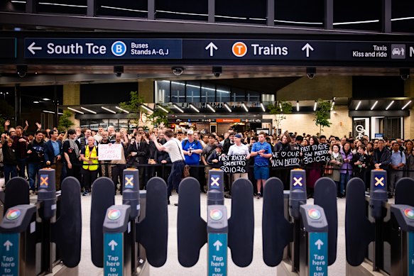 The metro expansion opens to throngs of fans. 