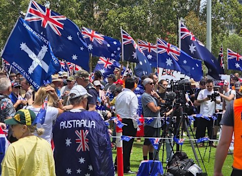 Multidões se reúnem na Marcha pela Austrália em Perth no Dia da Austrália.