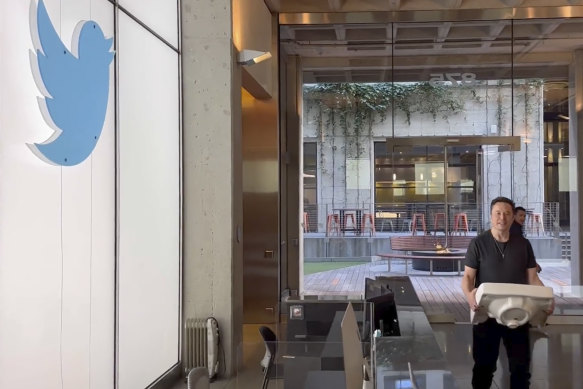 A photo from Elon Musk’s Twitter handle shows the eccentric billionaire entering Twitter’s headquarters carrying a sink.