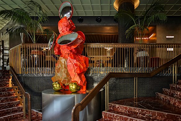 Mirror Shelia, uma escultura de mídia mista, é uma característica marcante do lobby.