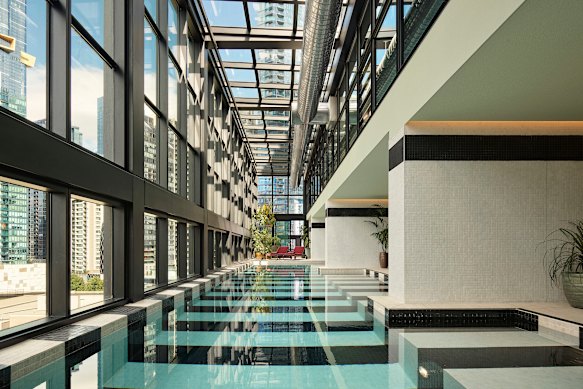 A piscina coberta em um arranha-céu, com vista para Southbank, no novo Hannah St Hotel de Melbourne.