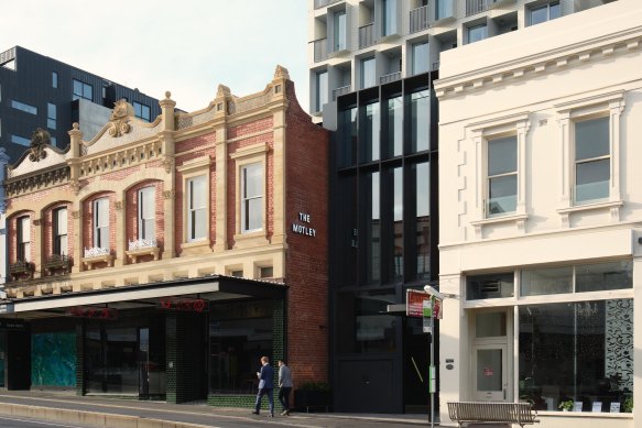 The hotel entrance on Bridge Road.