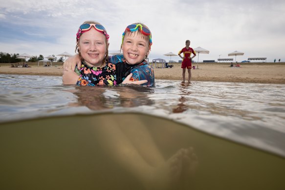 As irmãs Rozema, Ava, 9, e Eli, 7, de Penrith, estão aproveitando a inauguração antecipada de Penrith Beach. 