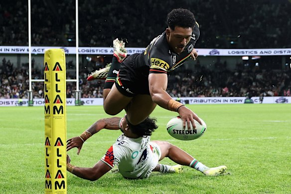 Paul Alamoti crosses for a spectacular try against the Warriors.