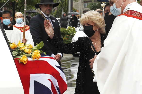 Patti saying a final farewell to her beloved husband. 