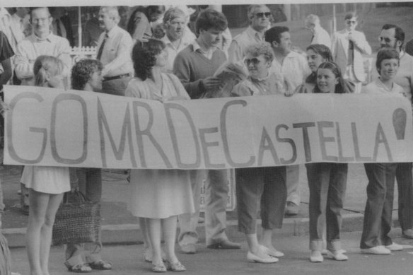 Polite fans of De Castella line Ann Street in Brisbane.