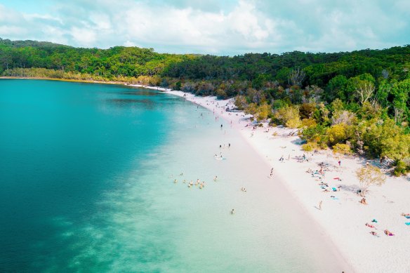 Lake McKenzie on K’gari.