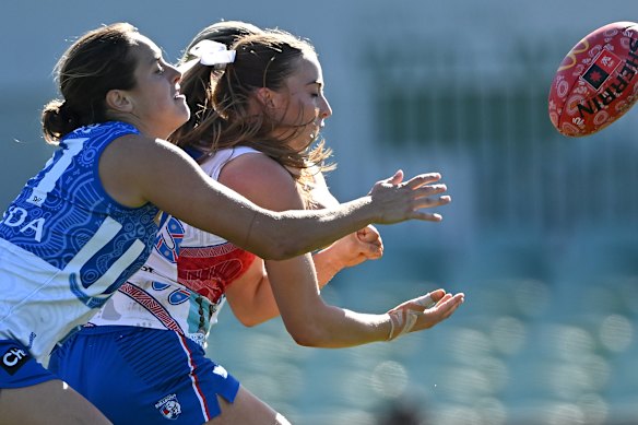 North Melbourne and Bulldogs players fight out a marking contest.
