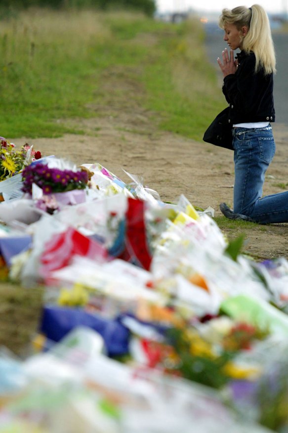 Miles de personas visitaron Soham profundamente preocupadas y dejaron cientos de ramos de flores afuera de la iglesia local.
