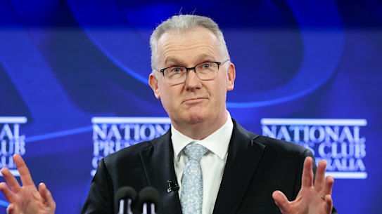 ナショナル記者クラブで演説中のトニー・バーク移民・市民権大臣。