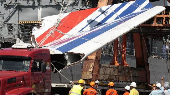 Workers unload debris, belonging to the crashed Air France flight AF447, from the Brazilian Navy’s Constitution Frigate in the port of Recife, northeast of Brazil, June 14, 2009.
