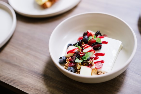 Muesli de brotes asados ​​con terrina de yogur y frutas de temporada.