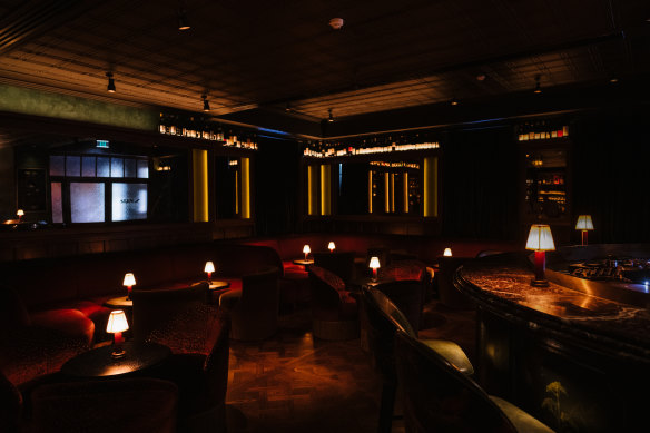 Stan’s is decked out in rich jewel tones with plenty of timber accents, antique mirrored wall panels and velvet curtains, banquettes and seating.