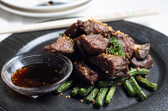Cubed beef with green beans and garlic. 