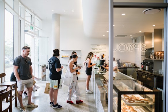 Amanda Leeson de Collectivus diseñó un lugar discreto pero impresionante con bancos de terrazo, azulejos grises verticales y apliques de pared con adornos de latón.