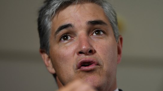 Katter calls in silk over staffing dispute with Palaszczuk