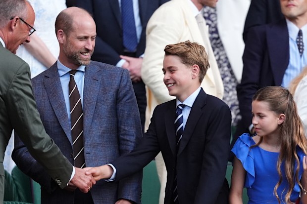 El canciller alemán Friedrich Merz, izquierda, saluda al príncipe William, al príncipe George y a la princesa Charlotte en el campeonato de tenis de Wimbledon de 2026 en el All England Lawn Tennis and Croquet Club el 12 de julio de 2026 en Londres, Inglaterra.